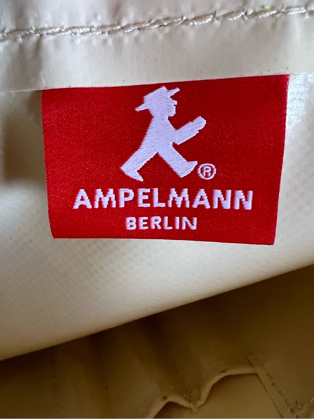 *RARE* ANA All Nippon Airways x Ampelmann Berlin Seatbelt-Strap Crossbody Bag - Picture 8 of 13